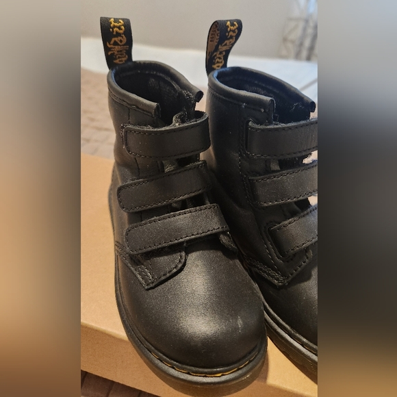 Dr Martens Kids boots (unisex) Size 8 - Picture 2 of 5